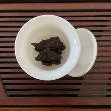 Laden Sie das Bild in den Galerie-Viewer, 2012 TuLinFengHuang &quot;Qiao Mu - Jin Hao&quot; ( Arbor - Golden Buds) Cake 125g *4pcs  Puerh Shou Cha Ripe Tea