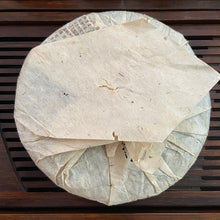 Cargar imagen en el visor de la galería, 2006 NanQiao ShuangShiHao &quot;Nan Nuo Shan - Ban Po Lao Zhai &quot; (Nannuo Mountain - Banpo Old Village) Cake 357g Puerh Raw Tea Sheng Cha