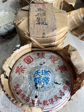 Laden Sie das Bild in den Galerie-Viewer, 2004 CheShunHao &quot;Rui Gong Tian Chao&quot; (Yiwu Mountain Tea) Cake 400g Puerh Raw Tea Sheng Cha