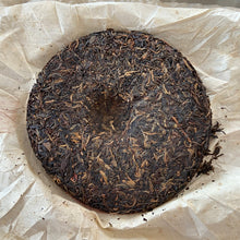 Cargar imagen en el visor de la galería, 2005 LaoTongZhi &quot;Yu Shou Shan&quot; (Yushou Mountain) Cake 400g Puerh Sheng Cha Raw Tea