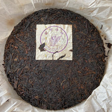 Laden Sie das Bild in den Galerie-Viewer, 2007 LaoTongZhi &quot;Zi Ya&quot; (Purple Bud) 701 Batch Cake 357g Puerh Sheng Cha Raw Tea