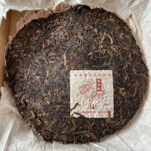 Laden Sie das Bild in den Galerie-Viewer, 2006 NanQiao ShuangShiHao &quot;De He Xin - Qiao Mu Sheng Tai &quot; (Arbor Tree Organic Tea) 601 Batch Cake 357g Puerh Raw Tea Sheng Cha, Meng Hai