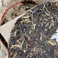 Cargar imagen en el visor de la galería, 2004 TuLinFengHuang &quot;Long Feng Cheng Xiang&quot; (Wuliang Mountain - Early Spring Bud - Luckiness) Cake 357g Puerh Raw Tea Sheng Cha
