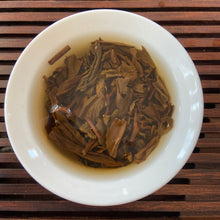 Carica l&#39;immagine nel visualizzatore di Gallery, 2005 FuHai &quot;Ba Da Shan - Ye Sheng Cha&quot; (Bada Mountain - Wild Tea) Cake 357g Puerh Raw Tea Sheng Cha
