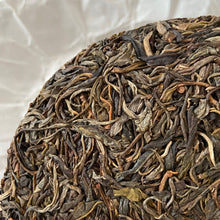 Cargar imagen en el visor de la galería, 2021 KingTeaMall Spring &quot;Yi Wu Gu Shu&quot; (Yiwu - Old Tree) Cake 200g Puerh Raw Tea Sheng Cha