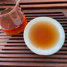 Charger l&#39;image dans la galerie, 2003 LiMing &quot;33201 Meng Hai Zao Chun Qiao Mu&quot; (Menghai Early Spring Arbor Tree) Cake 357g Puerh Sheng Cha Raw Tea