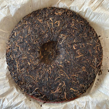 Charger l&#39;image dans la galerie, 2003 LiMing &quot;33201 Meng Hai Zao Chun Qiao Mu&quot; (Menghai Early Spring Arbor Tree) Cake 357g Puerh Sheng Cha Raw Tea
