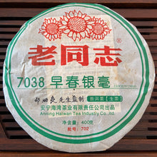 Cargar imagen en el visor de la galería, 2007 LaoTongZhi &quot;7038&quot; (Early Spring Silver Buds) Cake 400g Puerh Sheng Cha Raw Tea