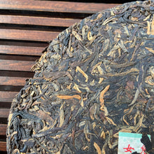 Carica l&#39;immagine nel visualizzatore di Gallery, 2006 LiMing &quot;Bu Lang Shan - Qiao Mu Gu Shu - Nv Er Gong Bing&quot; (Bulang Mountain - Ancient Arbor Tree - Tribute Tea) Cake 250g Puerh Raw Tea Sheng Cha