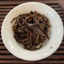 Cargar imagen en el visor de la galería, 2005 LiMing &quot;Chun Xiang&quot; (Mellow - Fragrant) Cake 357g Puerh Sheng Cha Raw Tea