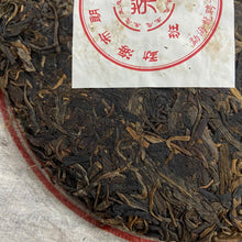 Laden Sie das Bild in den Galerie-Viewer, 2012 LongPinHao &quot;Ban Zhang&quot; (Organic Banzhang) Cake 357g Puerh Raw Tea Sheng Cha