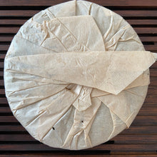 Laden Sie das Bild in den Galerie-Viewer, 2005 NanQiao &quot;Qiao Mu Ye Sheng - Yin Zhen Gong Bing&quot; (Wild Arbor - Silver Needle Tribute Cake) 250g Puerh Raw Tea Sheng Cha, Meng Hai