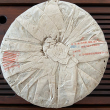 Carica l&#39;immagine nel visualizzatore di Gallery, 2005 LaoTongZhi &quot;Yu Shou Shan&quot; (Yushou Mountain) Cake 400g Puerh Sheng Cha Raw Tea