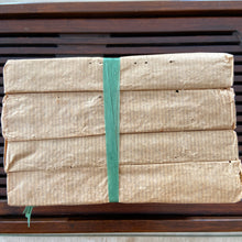 Carica l&#39;immagine nel visualizzatore di Gallery, 2006 ChangTai &quot;Tian Xia Tong An&quot; (HK Tongan Lion Brick) 250g Puerh Sheng Cha Raw Tea