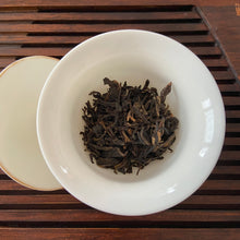 將圖片載入圖庫檢視器 2004 LiMing &quot;Nan Nuo Shan - Gu Qiao Mu&quot; (Nannuo Mountain - Ancient Arbor Tree) Cake 357g Puerh Raw Tea Sheng Cha
