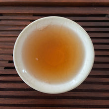 Laden Sie das Bild in den Galerie-Viewer, 2005 LaoTongZhi &quot;Nong Xiang Xing&quot; (Thick Flavor - Wave Pattern) Cake 400g Puerh Sheng Cha Raw Tea