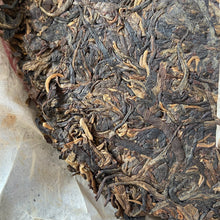 Cargar imagen en el visor de la galería, 2006 NanQiao ShuangShiHao &quot;De He Xin - Qiao Mu Sheng Tai &quot; (Arbor Tree Organic Tea) 601 Batch Cake 357g Puerh Raw Tea Sheng Cha, Meng Hai