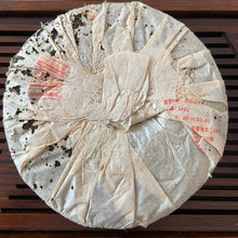 Load image into Gallery viewer, 2005 LaoTongZhi &quot;Nong Xiang Xing&quot; (Thick Flavor - Wave Pattern) Cake 400g Puerh Sheng Cha Raw Tea
