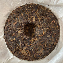 Cargar imagen en el visor de la galería, 2009 MengKu “Bing Dao - Gu Shu - Jin Zhang&quot; (Bingdao - Old Tree - Gold Leaf) Cake 400g Puerh Raw Tea Sheng Cha