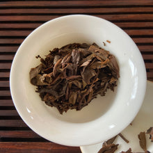 Cargar imagen en el visor de la galería, 2006 LaoTongZhi &quot;Ming Qian - Chun Jian Cha&quot; (Early Spring Bud - Signed Version) Cake 357g Puerh Sheng Cha Raw Tea