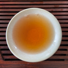 Laden Sie das Bild in den Galerie-Viewer, 2006 LaoTongZhi &quot;Ming Qian - Chun Jian Cha&quot; (Early Spring Bud - Signed Version) Cake 357g Puerh Sheng Cha Raw Tea
