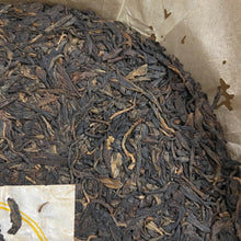 Laden Sie das Bild in den Galerie-Viewer, 2006 WanTong “Lao Ban Zhang - Lao Shu&quot; (Old Banzhang - Old Tree) Cake 400g Puerh Raw Tea Sheng Cha IDENTIFIED Banzhang