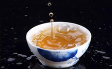 Carica l&#39;immagine nel visualizzatore di Gallery, 2017 XiaGuan &quot;Qing Quan Yi Pian - Ban Zhang Gu Shu&quot; (Spring Well - LaoBanzhang Old Tree) 357g Cake Puerh Sheng Cha Raw Tea