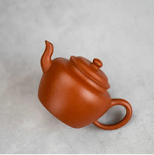 Load image into Gallery viewer, Yixing Gong Deng Teapot 140cc, Huanglongshan Mountain Zhuni Red Mud - photo 3
