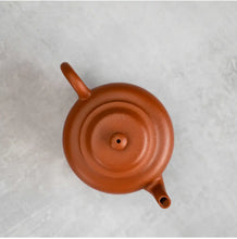 Load image into Gallery viewer, Yixing Gong Deng Teapot 140cc, Huanglongshan Mountain Zhuni Red Mud - photo 4