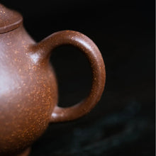 Carica l'immagine nel visualizzatore di Gallery, Close-up of a Yixing clay teapot handle with rustic brown speckled texture
