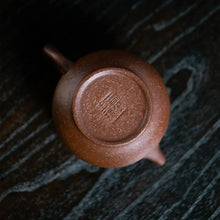Carica l'immagine nel visualizzatore di Gallery, Yixing Pan Hu Teapot in Ben Shan Zi Ni Clay - photo 8